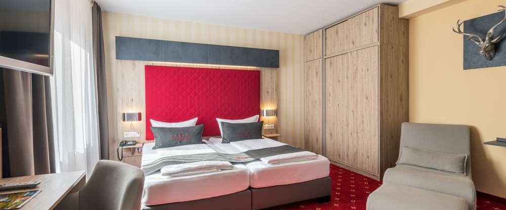 27 - 33 m² im modernen hochwertigen Stil eingerichtet, Boxspringbetten mit geteilter Matratze (miond. 2 x 90 x 200 cm ) Flachbild TV, Minibar, Schreibtisch, WLAN, Bad mit Dusche und WC, Fön, Kosmetikspiegel, Pflegeprodukte, gemütlicher Sitzecke und Relaxs