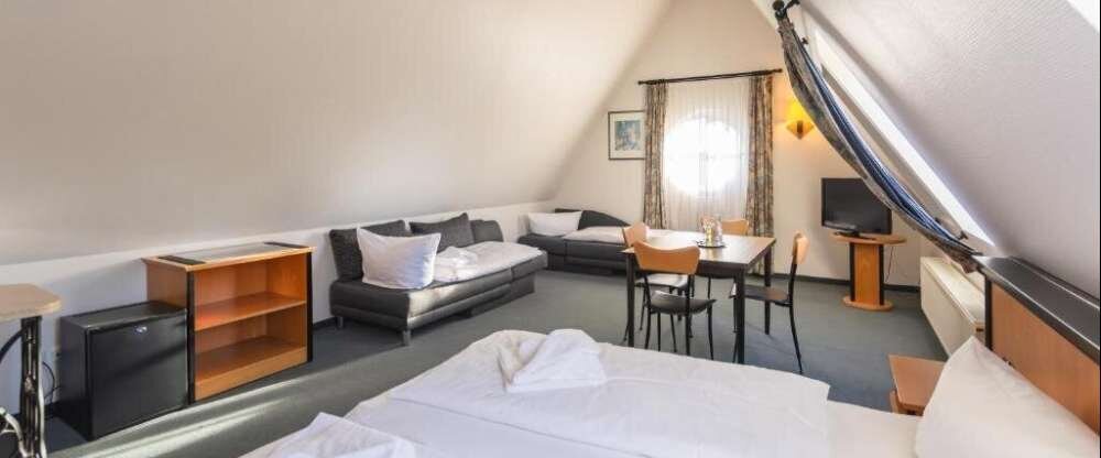 Die Familiensuite verfügt über ein bequemes Doppelbett, zwei Schlafsofas, einen Kleiderschrank, einen Schreibtisch, einen Safe, ein Fenster mit Blick auf die Gärten und ein privates Badezimmer mit Badewanne oder Dusche.