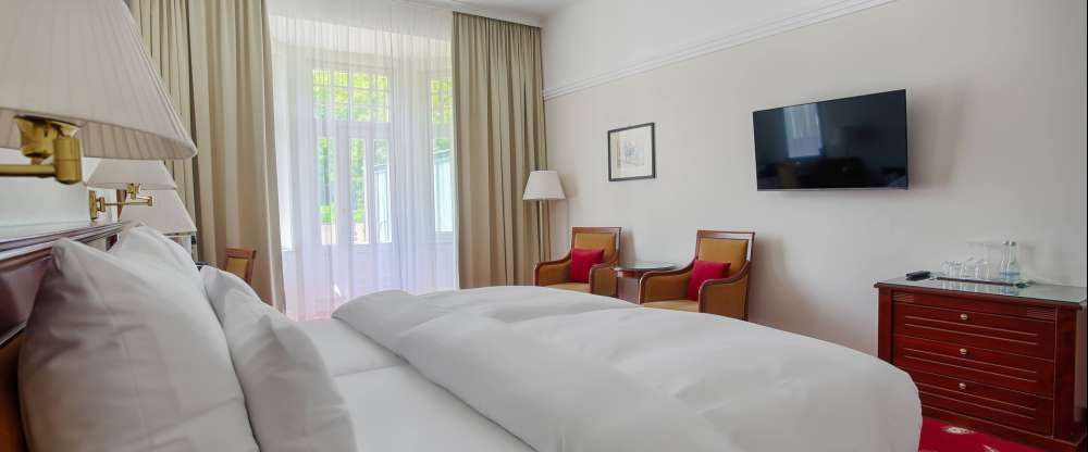 Eleganzzimmer zwischen 18 - 28 m2 mit bezauberndem Blick auf die Kurinsel oder den Hotelgarten. Ein geräumiges Zimmer mit maximalem Komfort dank eines Boxspringbettes in Twin-Size-Größe und einer Matratze aus der exklusiven Luxury Class Kollektion. Einige