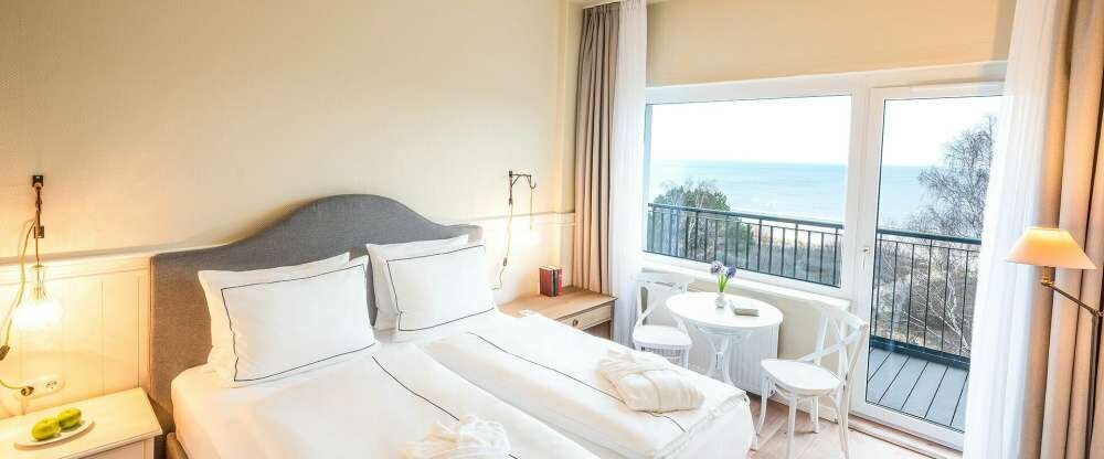 Genießen Sie in den Deluxe-Zimmern in der fünften Etage den wunderbaren Blick auf die Ostsee. Die komfortablen Boxspringbetten bieten höchsten Komfort.
