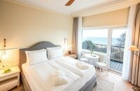 Genießen Sie in den Deluxe-Zimmern in der fünften Etage den wunderbaren Blick auf die Ostsee. Die komfortablen Boxspringbetten bieten höchsten Komfort.