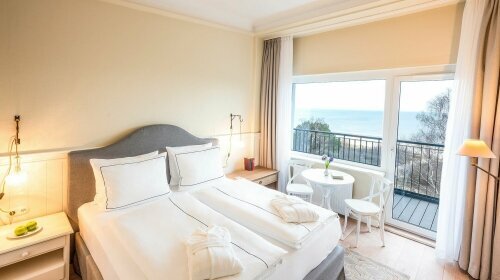 Genießen Sie in den Deluxe-Zimmern in der fünften Etage den wunderbaren Blick auf die Ostsee. Die komfortablen Boxspringbetten bieten höchsten Komfort.