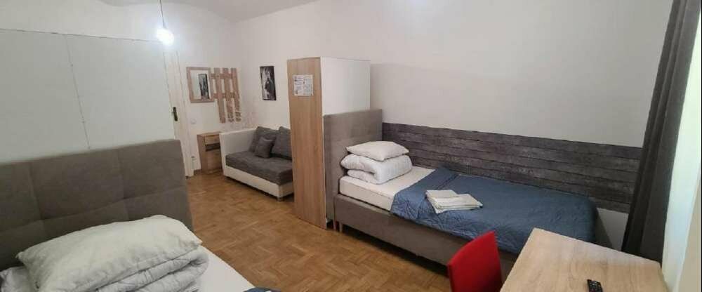 Twinbettzimmer für zwei Personen mit Deluxe Ausstattung. Nutzung eines Gemeinschaftsbadezimmers.