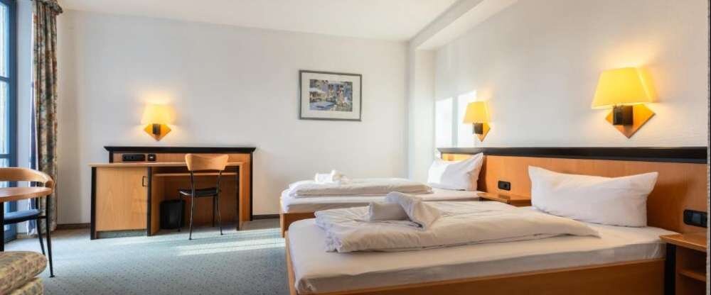 Das Deluxe Zweibettzimmer mit Balkon verfügt über zwei Komfortable Einzelbetten, Kleiderschrank, einen Schreibtisch, Safe, Gartenblick und Balkonmöbeln sowie ein eigenes Bad mit Badewanne oder Dusche.