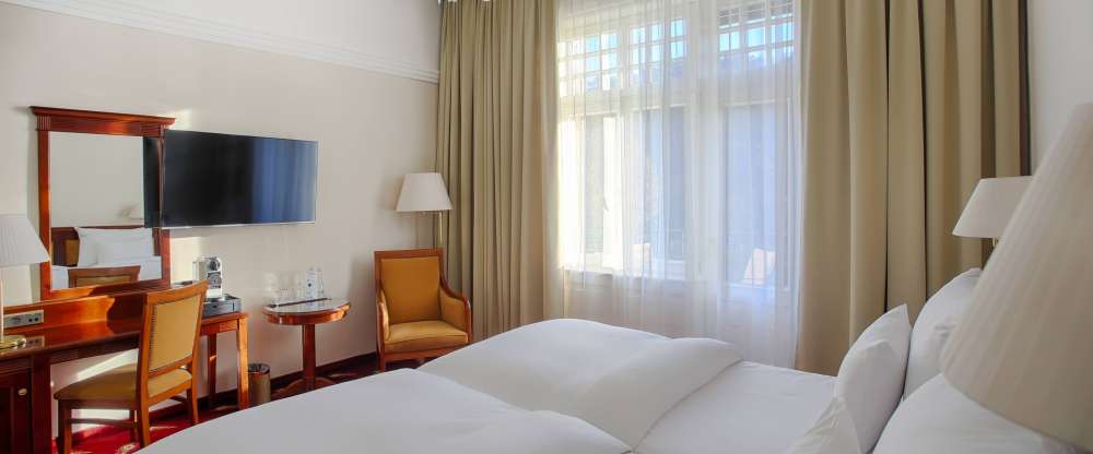 Zimmer zwischen 13 - 20 m2 mit bezauberndem Blick auf den Garten oder den Pool. Gemütliches Zimmer mit maximalem Komfort dank Twin-Size-Boxspringbetten und Matratzen aus der exklusiven Luxury Class-Kollektion. Je nach Deluxe-Zimmer steht ein Balkon oder e