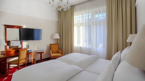 Zimmer zwischen 13 - 20 m2 mit bezauberndem Blick auf den Garten oder den Pool. Gemütliches Zimmer mit maximalem Komfort dank Twin-Size-Boxspringbetten und Matratzen aus der exklusiven Luxury Class-Kollektion. 