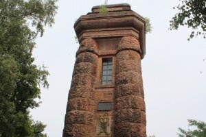 Der Bismarckturm in Landstuhl wurde zum Gedenken an den ersten deutschen Reichskanzler, Fürst Otto von Bismarck (1815–1898) errichtet. Der Aussichtsturm befindet sich westlich von Lanstuhl in Kirchberg.
