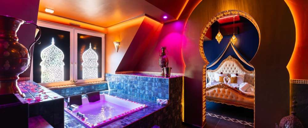 Tauchen Sie ein in einen Palast, inspiriert von Tausendundeiner Nacht. Diese vollständig privatisierte, immersive Suite bietet ein King-Size-Bett, einen Jacuzzi für zwei Personen gegenüber dem TV und eine betörende orientalische Atmosphäre.