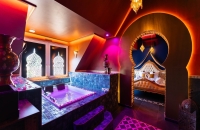 Tauchen Sie ein in einen Palast, inspiriert von Tausendundeiner Nacht. Diese vollständig privatisierte, immersive Suite bietet ein King-Size-Bett, einen Jacuzzi für zwei Personen gegenüber dem TV und eine betörende orientalische Atmosphäre.