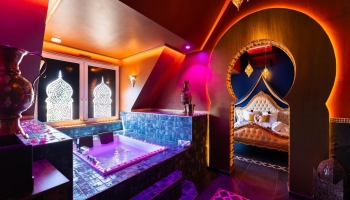 Tauchen Sie ein in einen Palast, inspiriert von Tausendundeiner Nacht. Diese vollständig privatisierte, immersive Suite bietet ein King-Size-Bett, einen Jacuzzi für zwei Personen gegenüber dem TV und eine betörende orientalische Atmosphäre.