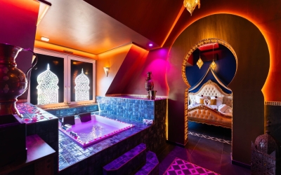 Tauchen Sie ein in einen Palast, inspiriert von Tausendundeiner Nacht. Diese vollständig privatisierte, immersive Suite bietet ein King-Size-Bett, einen Jacuzzi für zwei Personen gegenüber dem TV und eine betörende orientalische Atmosphäre.