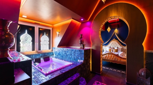 Tauchen Sie ein in einen Palast, inspiriert von Tausendundeiner Nacht. Diese vollständig privatisierte, immersive Suite bietet ein King-Size-Bett, einen Jacuzzi für zwei Personen gegenüber dem TV und eine betörende orientalische Atmosphäre.