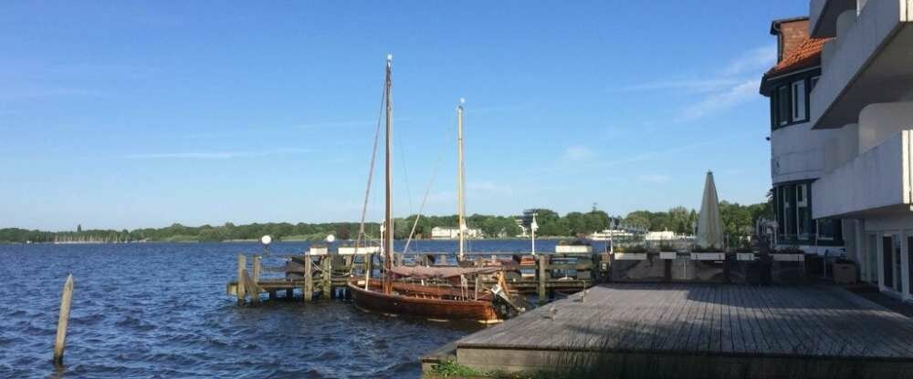 Eine große Seeterrasse läßt bei wohligen Temperaturen den Tag mit einem Frühstück beginnen. Untertags strahlt die Terrasse mit Blick auf das Meer Ruhe und Gelassenheit aus. Auch abends lädt die Terrasse zum Abendmenü oder Sundowner ein... 