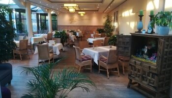 unser lichtdurchfluteter Wintergarten, das Restaurant mit schönem Ambiente