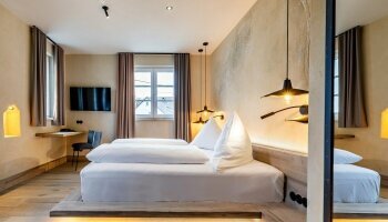 Die beiden exklusiv gestalteten Designzimmer im klösterlichen Hotelbereich des Hotel Arthus wurden im Januar 2024 eröffnet und bieten auf 24 Quadratmetern Raum für Kreativität und Erholung. Jedes Zimmer präsentiert moderne Eleganz mit komfortablen Annehml
