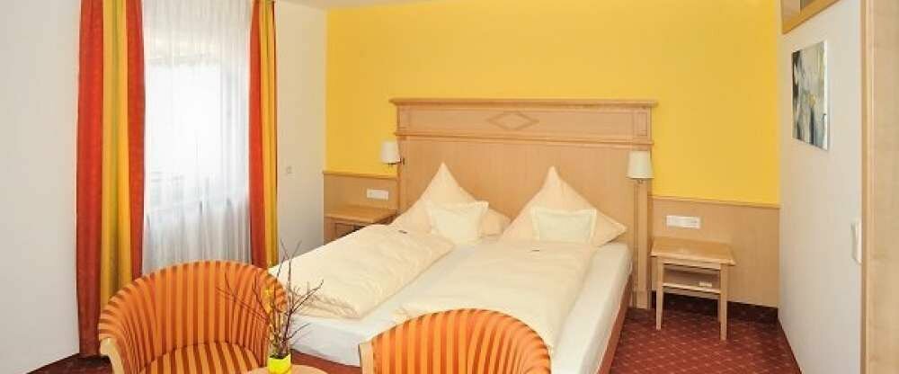 Komfortzimmer mit Teppichboden, modernem Bad im Haupthaus