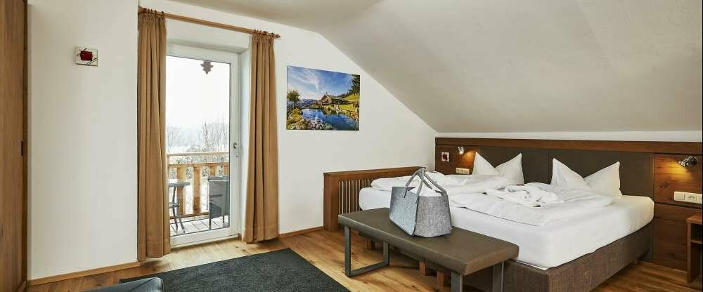  Balkon, Radio, Schreibtisch, Sitzbereich, Heizung, Kabelkanäle Flachbild-TV, Holz- oder Parkettböden, Wecker Sauna, Schrank, Allergikerfreundlich, Bettwäsche, Gartenmöbel, Obere Stockwerke mit Fahrstuhl erreichbar, Schlafsofa, Steckdose in Bettnähe 