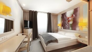 Bestimmt ist es die außergewöhnliche Liebe zum Detail, die die Doppelzimmer im Hotel so kuschelig macht. Größe und Ausstattung sind auf die Ansprüche fröhlicher und liebevoller Gäste hin abgestimmt. Sämtliche Doppelzimmer im Hotel Schönblick sind Nichtrau