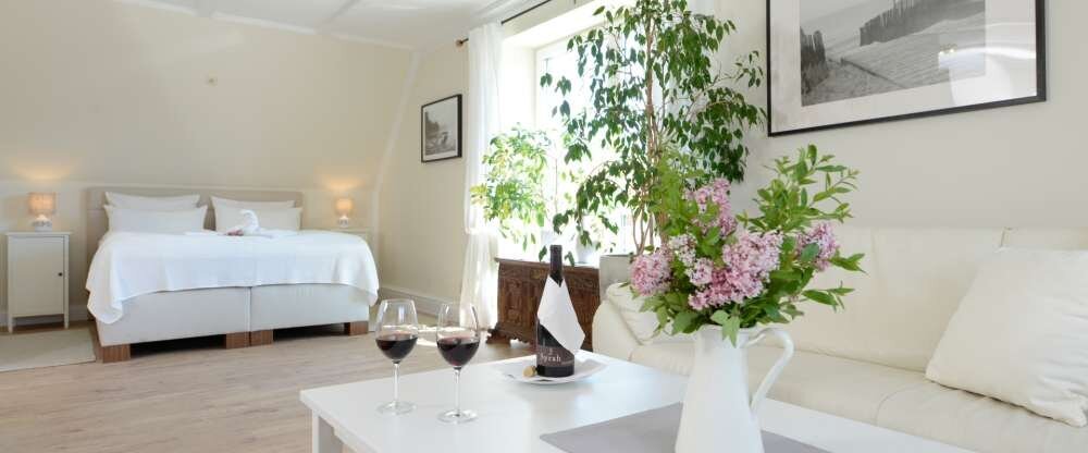 Beispielfoto eines Doppelzimmers mit Wohnzimmer, Schlafzimmer, Dusche-WC 