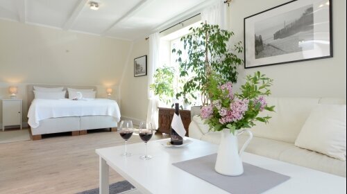 Beispielfoto eines Doppelzimmers mit Wohnzimmer, Schlafzimmer, Dusche-WC 