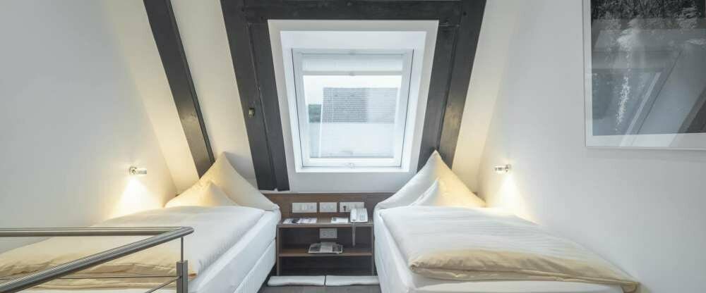 Unsere modernen Standardzimmer sind bis zu 35 qm groß und auf zwei Etagen verteilt, welche durch eine stilvolle Glastreppe verbunden wird. Die Zimmer über Twin-Betten (100x200), Klimaanlage, Flat-TV, Föhn, Bademantel, Minibar, Safe, freies WLAN und eine W