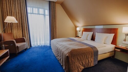 Die großzügige Raumgestaltung der Doppelzimmer überzeugt schon in der gehobenen Standardklasse.

Für eine erholsame Übernachtung und einen schönen Aufenthalt zu zweit finden Sie erstklassige Einrichtungen, ein gut ausgestattetes Bad und natürlich LCD-Fe