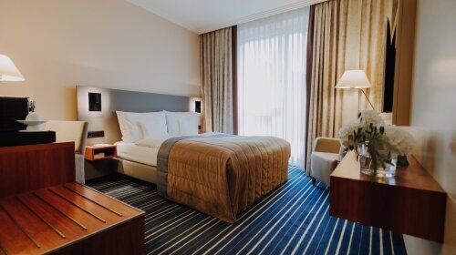 Die großzügige Raumgestaltung der Doppelzimmer überzeugt schon in der gehobenen Standardklasse.

Für eine erholsame Übernachtung und einen schönen Aufenthalt zu zweit finden Sie erstklassige Einrichtungen, ein gut ausgestattetes Bad und natürlich LCD-Fe