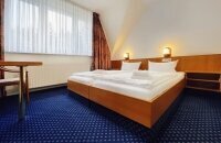 Die Standard-Zimmer befinden sich in der 2. Etage des Hotels. Sie sind ca. 18 qm groß. 