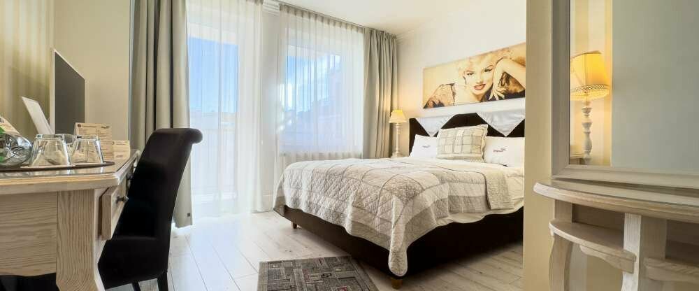 Einige Zimmer blicken auf den Innenhof und andere auf die Promenade. Die meisten Zimmer verfügen optional über einen Balkon