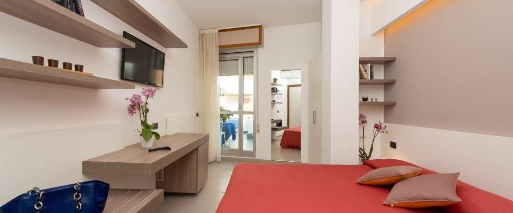 Die Doppelzimmer bieten Platz für maximal zwei Personen , bestehen aus ein ein Doppelbett und sind ausgestattet mit: unabhängige Klimaanlage, LCD-Fernseher , kostenloser Wi-Fi, Minibar, Fön, Pflegeset bei Ankunft, Safe, direkte Telefonleitung und 24-Stund
