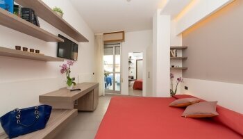Die Doppelzimmer bieten Platz für maximal zwei Personen , bestehen aus ein ein Doppelbett und sind ausgestattet mit: unabhängige Klimaanlage, LCD-Fernseher , kostenloser Wi-Fi, Minibar, Fön, Pflegeset bei Ankunft, Safe, direkte Telefonleitung und 24-Stund