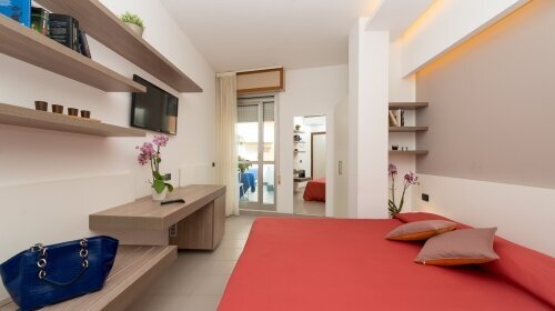 Die Doppelzimmer bieten Platz für maximal zwei Personen , bestehen aus ein ein Doppelbett und sind ausgestattet mit: unabhängige Klimaanlage, LCD-Fernseher , kostenloser Wi-Fi, Minibar, Fön, Pflegeset bei Ankunft, Safe, direkte Telefonleitung und 24-Stund