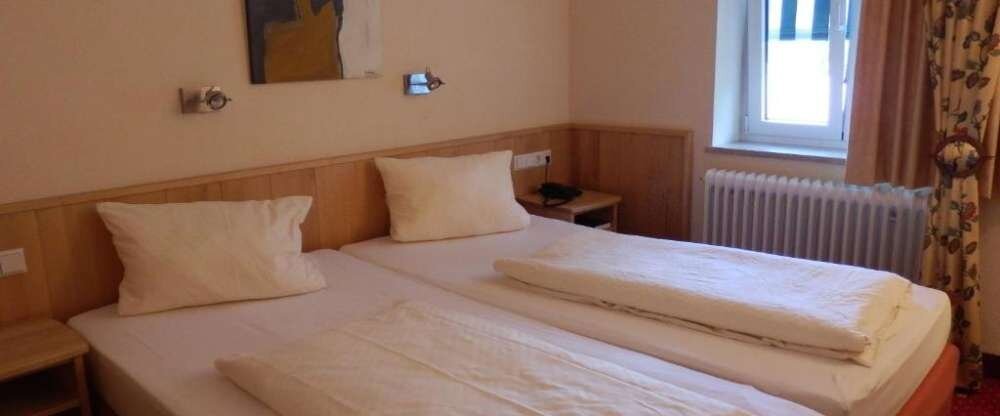 Das Doppelzimmer verfügt über ein Doppelbett (Boxspringbetten) und die Bettwäsche ist Allergiker freundlich. Ein Badezimmer mit Dusche / WC ( Badewanne auf Anfrage! ), ein Haartrockner, Flachbild-TV mit Satellitenkanälen, ein Kleiderschrank mit Safe und e