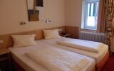 Das Doppelzimmer verfügt über ein Doppelbett (Boxspringbetten) und die Bettwäsche ist Allergiker freundlich. Ein Badezimmer mit Dusche / WC ( Badewanne auf Anfrage! ), ein Haartrockner, Flachbild-TV mit Satellitenkanälen, ein Kleiderschrank mit Safe und e