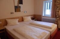 Das Doppelzimmer verfügt über ein Doppelbett (Boxspringbetten) und die Bettwäsche ist Allergiker freundlich. Ein Badezimmer mit Dusche / WC ( Badewanne auf Anfrage! ), ein Haartrockner, Flachbild-TV mit Satellitenkanälen, ein Kleiderschrank mit Safe und e