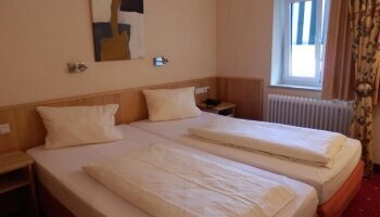 Das Doppelzimmer verfügt über ein Doppelbett (Boxspringbetten) und die Bettwäsche ist Allergiker freundlich. Ein Badezimmer mit Dusche / WC ( Badewanne auf Anfrage! ), ein Haartrockner, Flachbild-TV mit Satellitenkanälen, ein Kleiderschrank mit Safe und e