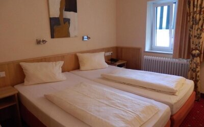 Das Doppelzimmer verfügt über ein Doppelbett (Boxspringbetten) und die Bettwäsche ist Allergiker freundlich. Ein Badezimmer mit Dusche / WC ( Badewanne auf Anfrage! ), ein Haartrockner, Flachbild-TV mit Satellitenkanälen, ein Kleiderschrank mit Safe und e