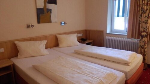 Das Doppelzimmer verfügt über ein Doppelbett (Boxspringbetten) und die Bettwäsche ist Allergiker freundlich. Ein Badezimmer mit Dusche / WC ( Badewanne auf Anfrage! ), ein Haartrockner, Flachbild-TV mit Satellitenkanälen, ein Kleiderschrank mit Safe und e