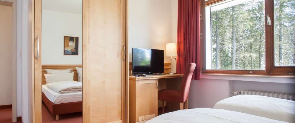 Die Doppelzimmer mit Balkon bietet den Gästen einen Balkon mit schöner Aussicht. Die Doppelzimmer sind ausgestattet mit einem Flachbildfernseher, Schreibtisch mit Sitzgelegenheit, Kleiderschrank und Badezimmer mit Dusche und Föhn.