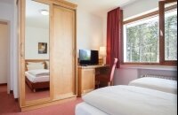 Die Doppelzimmer mit Balkon bietet den Gästen einen Balkon mit schöner Aussicht. Die Doppelzimmer sind ausgestattet mit einem Flachbildfernseher, Schreibtisch mit Sitzgelegenheit, Kleiderschrank und Badezimmer mit Dusche und Föhn.