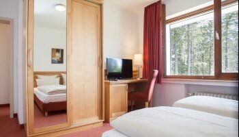 Die Doppelzimmer mit Balkon bietet den Gästen einen Balkon mit schöner Aussicht. Die Doppelzimmer sind ausgestattet mit einem Flachbildfernseher, Schreibtisch mit Sitzgelegenheit, Kleiderschrank und Badezimmer mit Dusche und Föhn.