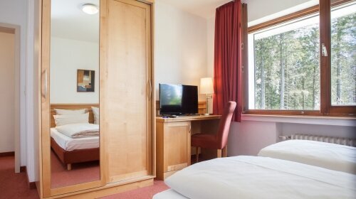 Die Doppelzimmer mit Balkon bietet den Gästen einen Balkon mit schöner Aussicht. Die Doppelzimmer sind ausgestattet mit einem Flachbildfernseher, Schreibtisch mit Sitzgelegenheit, Kleiderschrank und Badezimmer mit Dusche und Föhn.