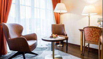 Freuen Sie sich auf erholsame Urlaubsmomente in dem gemütlichen Einzelzimmer, wo Sie Ihre Ruhe genießen können. gemütliche Sitzecke, Balkon, Durchwahltelefon, Radio, SAT-TV, kostenloser Internetzugang (WLAN), Minibar, Zimmersafe, Haarfön, Kosmet