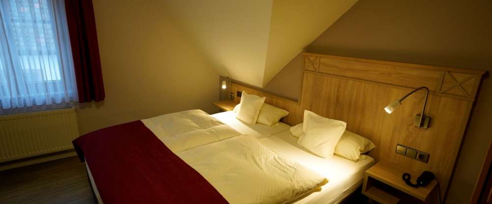 Die stilvoll eingerichteten Zimmer im St. Martiner Castell verbinden modernen Komfort mit dem besonderen Charme der Pfalz. Warme Farben, hochwertige Materialien und liebevolle Details schaffen eine entspannte Wohlfühlatmosphäre. Die Sprossen-Fenster sorg