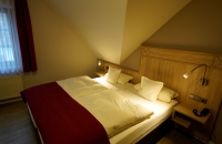 Die stilvoll eingerichteten Zimmer im St. Martiner Castell verbinden modernen Komfort mit dem besonderen Charme der Pfalz. Warme Farben, hochwertige Materialien und liebevolle Details schaffen eine entspannte Wohlfühlatmosphäre. Die Sprossen-Fenster sorg