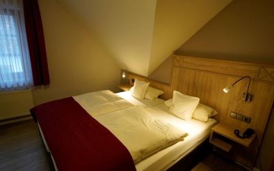 Die stilvoll eingerichteten Zimmer im St. Martiner Castell verbinden modernen Komfort mit dem besonderen Charme der Pfalz. Warme Farben, hochwertige Materialien und liebevolle Details schaffen eine entspannte Wohlfühlatmosphäre.
Die Sprossen-Fenster sorg