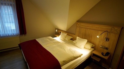 Die stilvoll eingerichteten Zimmer im St. Martiner Castell verbinden modernen Komfort mit dem besonderen Charme der Pfalz. Warme Farben, hochwertige Materialien und liebevolle Details schaffen eine entspannte Wohlfühlatmosphäre.
Die Sprossen-Fenster sorg