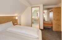 Auf ca. 22m² wohnen Sie in Doppelzimmer, welche gerne auch zur Einzelnutzung gebucht werden können. Hier finden Sie erholsamen Schlaf in einem Queen- (200x160cm) oder einem Kingsize Bett (200x180cm) mit Tiefschlafmatratze.