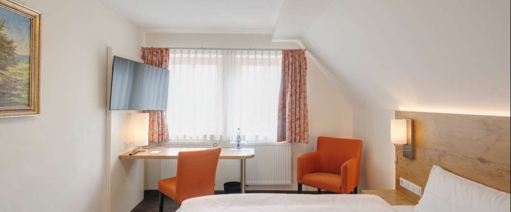 Auf ca. 22m² wohnen Sie in unseren Doppelzimmer, welche gerne auch zur Einzelnutzung gebucht werden können. Hier finden Sie erholsamen Schlaf in einem Queen- (200x160cm) oder einem Kingsize Bett (200x180cm) mit Tiefschlafmatratze. Jedes Zimmer verfügt übe