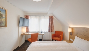 Auf ca. 22m² wohnen Sie in unseren Doppelzimmer, welche gerne auch zur Einzelnutzung gebucht werden können. Hier finden Sie erholsamen Schlaf in einem Queen- (200x160cm) oder einem Kingsize Bett (200x180cm) mit Tiefschlafmatratze. Jedes Zimmer verfügt übe